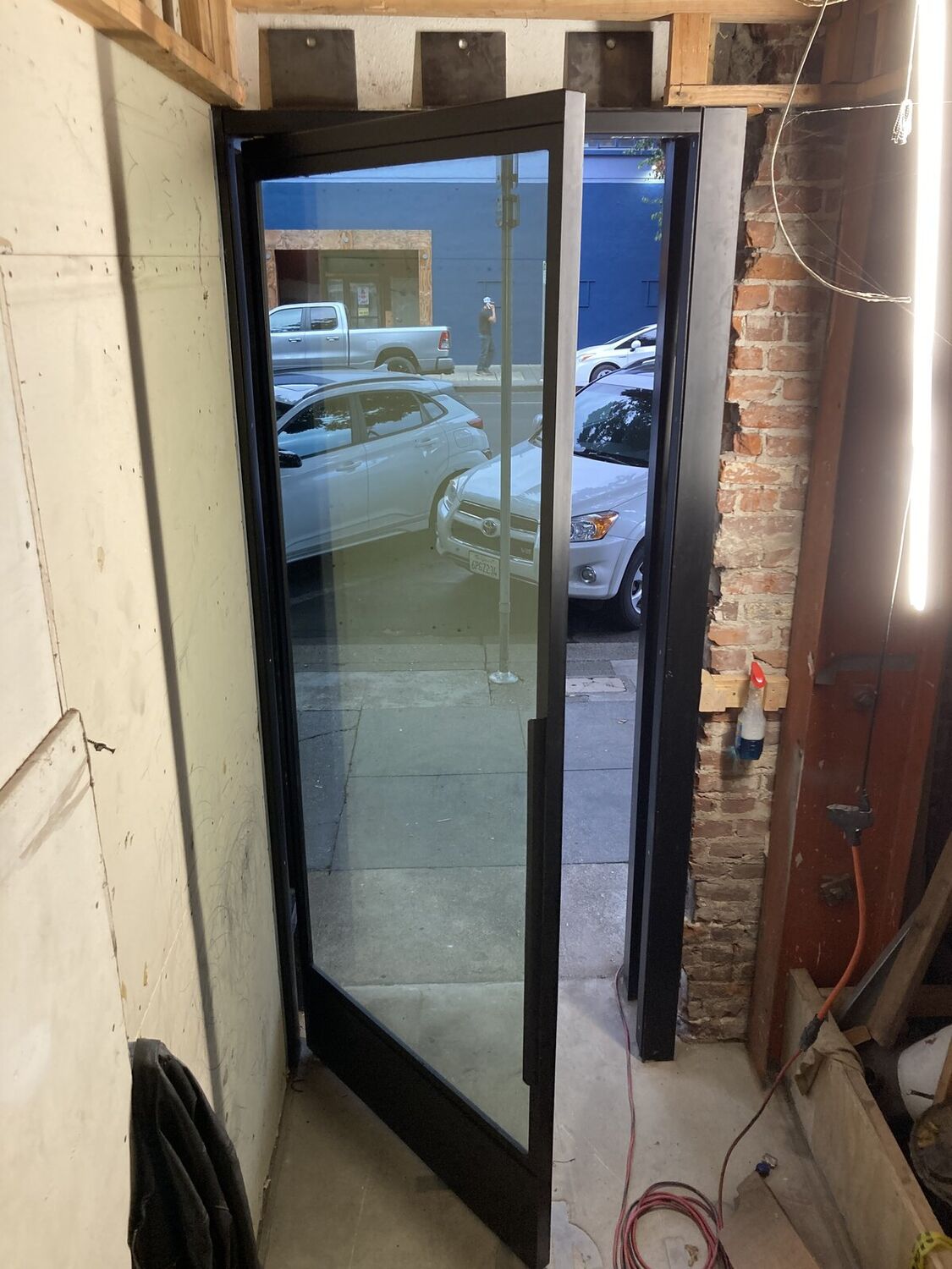 Installed FritsJurgens full-glass pivot door
